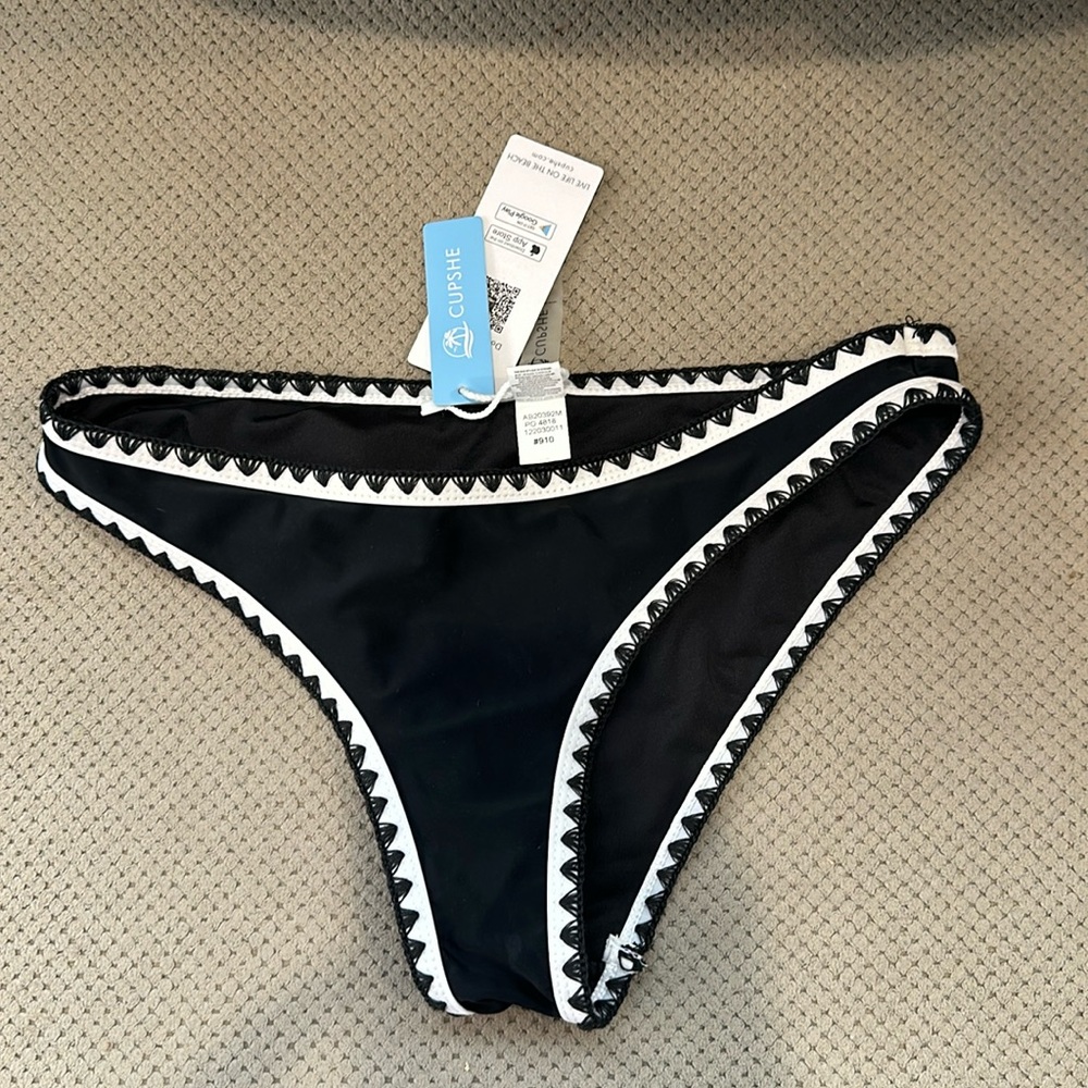 Cupshe swim bottoms NWT. NEW, size medium. Bundle and save!